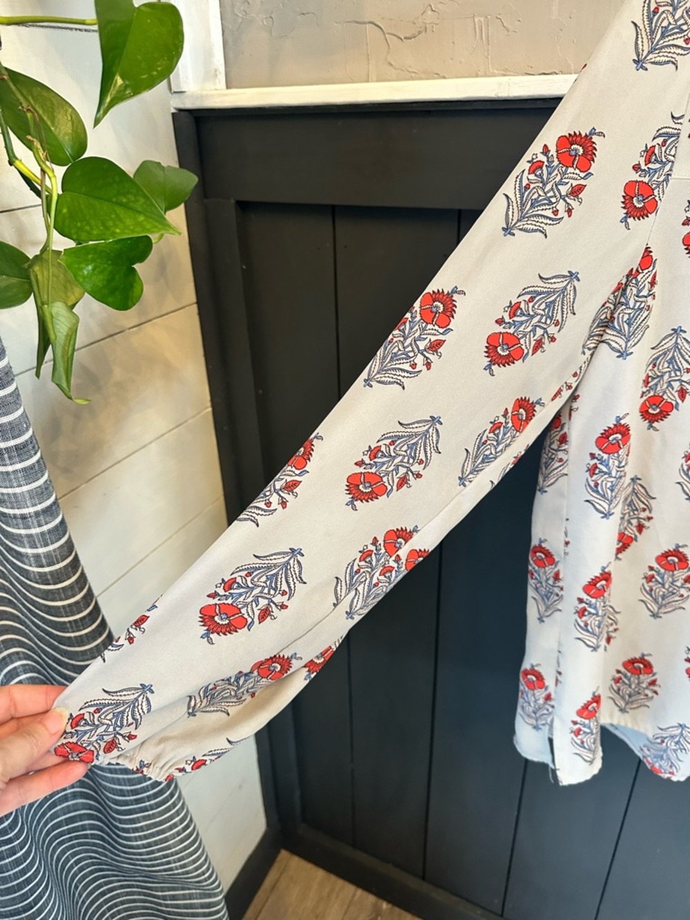 LOFT Ivory Gray Long-Sleeve Floral Peasant Blouse with Red Print sz L - Picture 4 of 13